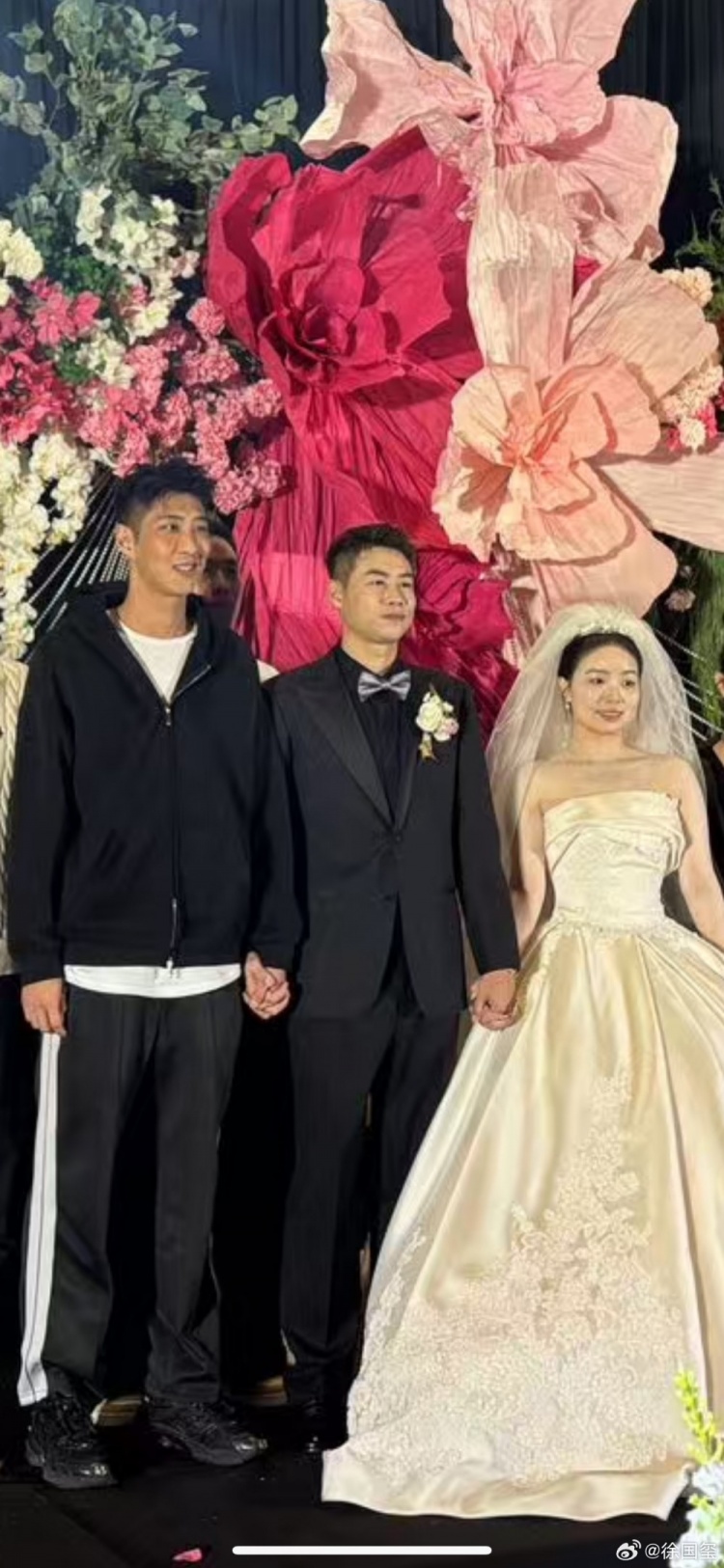 哥倆好！楊帆舉行婚禮，合影時(shí)不忘牽起前隊(duì)友邱添一的手