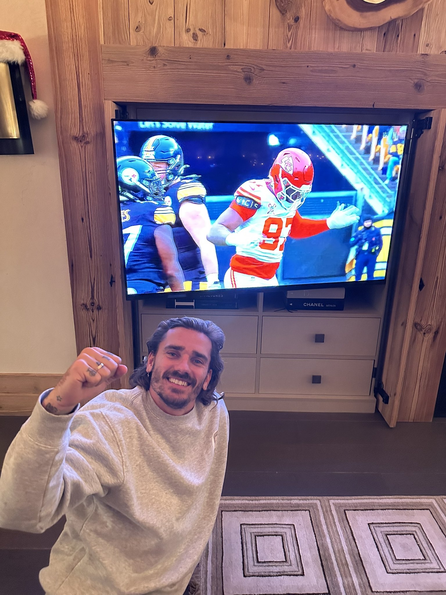 圣誕宅家看橄欖球！格列茲曼社媒曬觀看NFL圣誕大戰(zhàn)的照片