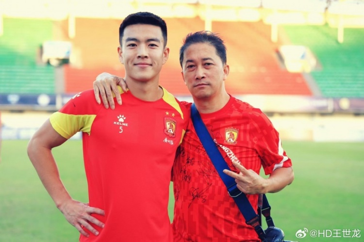 王世龍悼念廣州隊攝影師：每次都帶著笑容喊我龍龍，一路走好毛哥