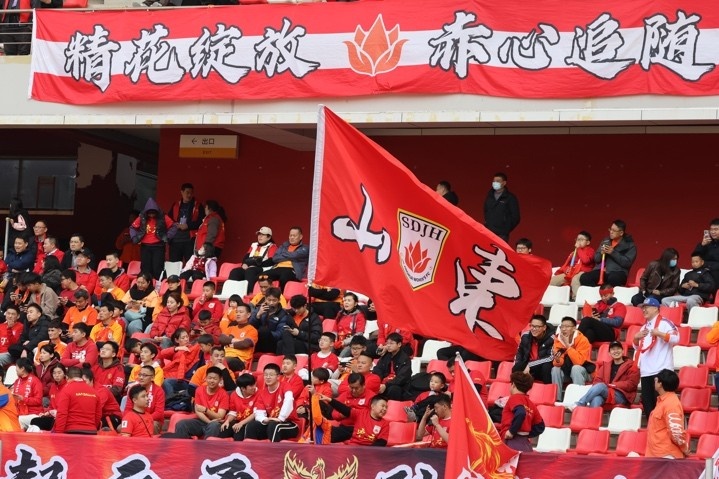 主場(chǎng)上萬(wàn)名球迷的吶喊助威，給山東體彩女足征戰(zhàn)女超增添了能量與動(dòng)力